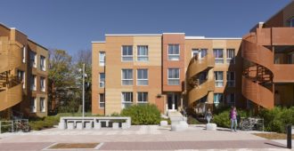 Canadá: Complejo residencial Saint-Michel Nord - Saia Barbarese Toupouzanov Architectes