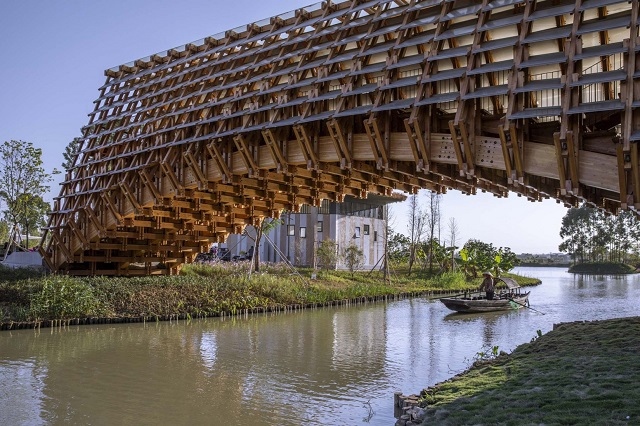China: Puente peatonal de madera - LUO Studio