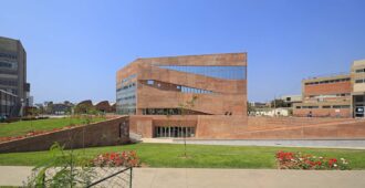 Bilblioteca en la Pontificia Universidad Católica del Perú - Llosa Cortegana Arquitectos