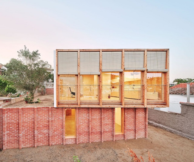 España: Casa sobre un zócalo de ladrillo - Ágora Arquitectura