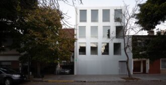 Argentina: Edificio de departamentos en la calle Virrey Avilés - Juan Campanini y Josefina Sposito
