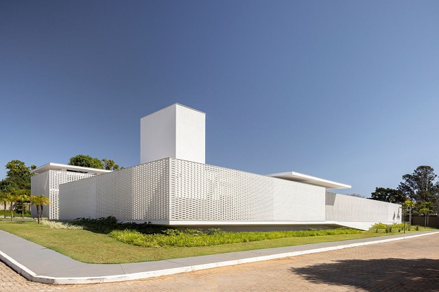 Brasil: Casa de ladrillo blanco - BLOCO Arquitetos