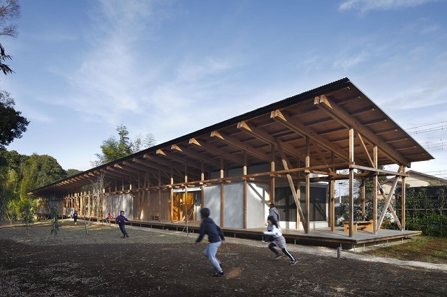 Japón: Centro de día "Long House con un Engawa" - Yamazaki Kentaro Design Workshop