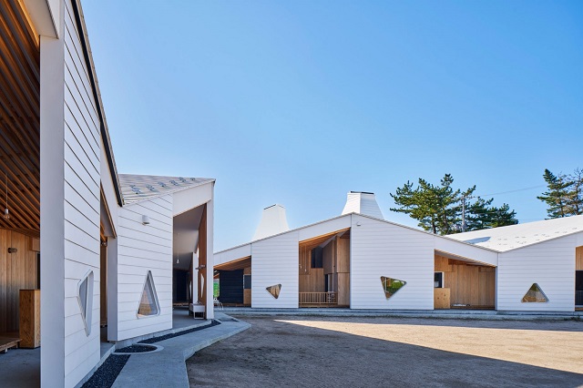 Japón: Centro para la Educación y Cuidado de la Primera Infancia - Takeru Shoji Architects