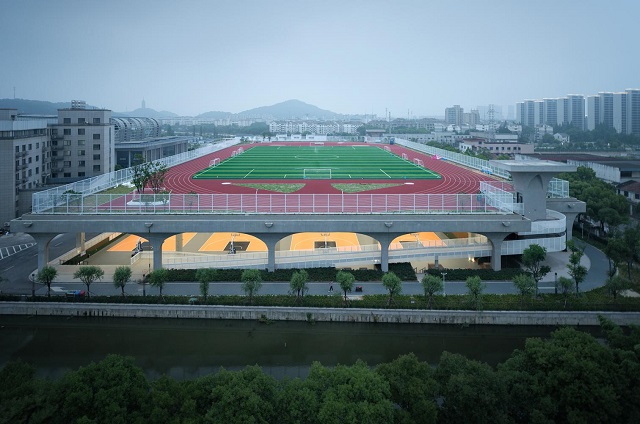 China: Centro deportivo en la Universidad de Shaoxing - UAD