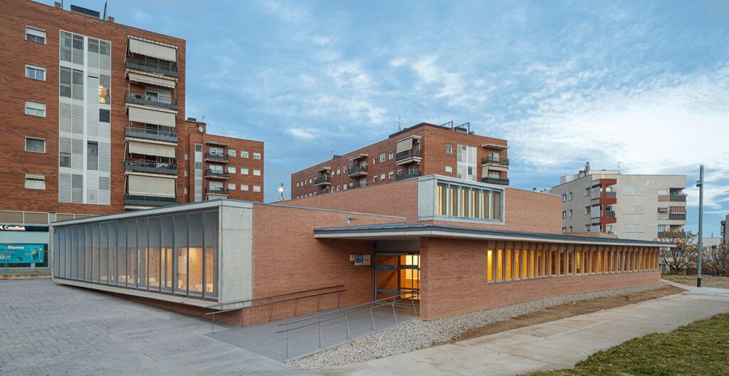 España: Centro de salud primaria Can llong - Comas-Pont arquitectes