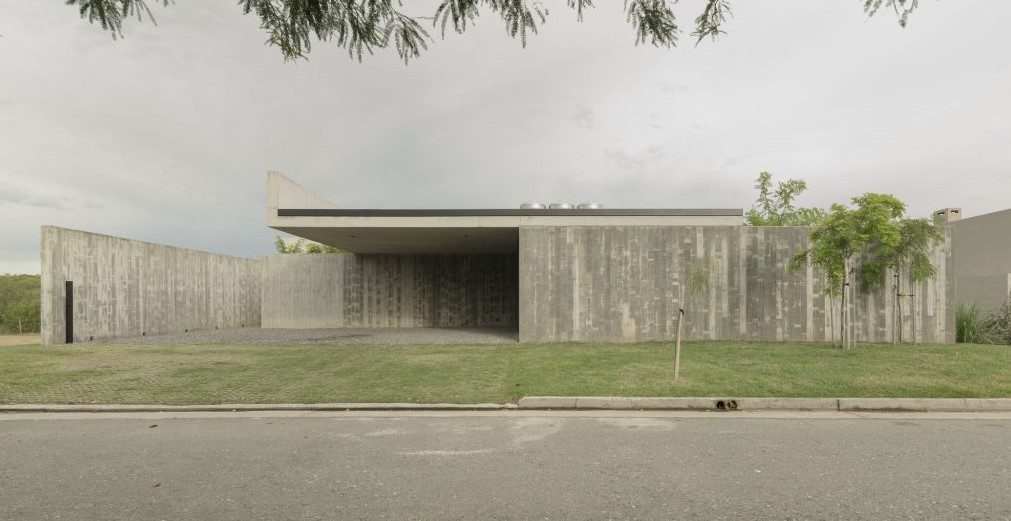 Argentina: Casa Dos Vigas, Tres Patios - Agustín Berzero / Manuel Gonzalez Veglia