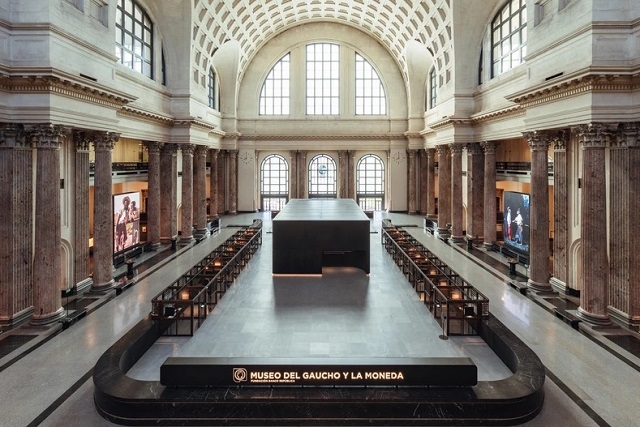 Uruguay: Museo del Gaucho y la Moneda en el Hall de la Casa Central del Banco República - Oficina Ático