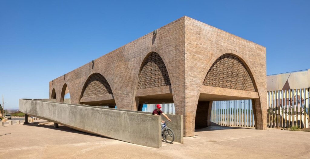 México: Biblioteca y parque público en Agua Prieta – Fernanda Canales