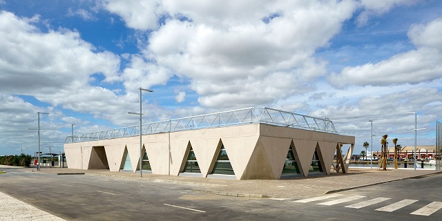 España: Edificio de Capitanía en el puerto deportivo de Ayamonte - Gabriel Verd + buró4