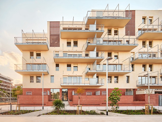 España: 50 viviendas sociales, con los pies en la tierra (y a través de las nubes) - Miel Arquitectos + Marmolbravo + Madhel