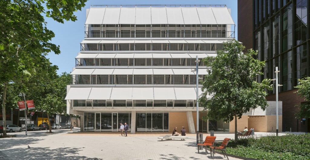 España: Edificio de oficinas Llul 122 - BAAS