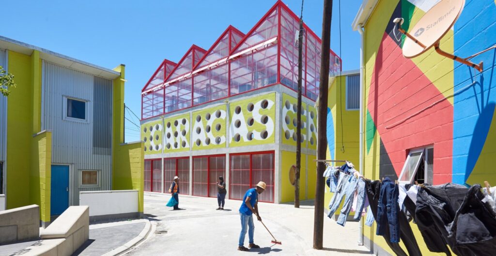 Sudáfrica: Centro comunitario Soweto-Caracas en Khayelitsha - Urban-Think Tank Empower