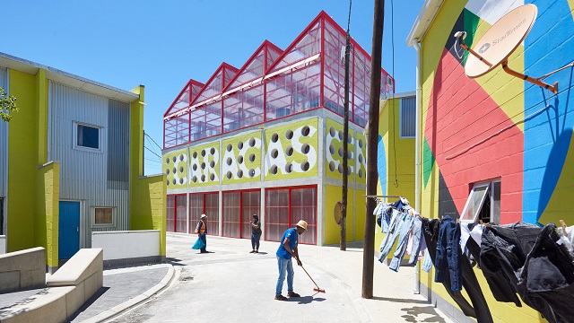 Sudáfrica: Centro Comunitario Soweto-Caracas en Khayelitsha - Urban-Think Tank Empower