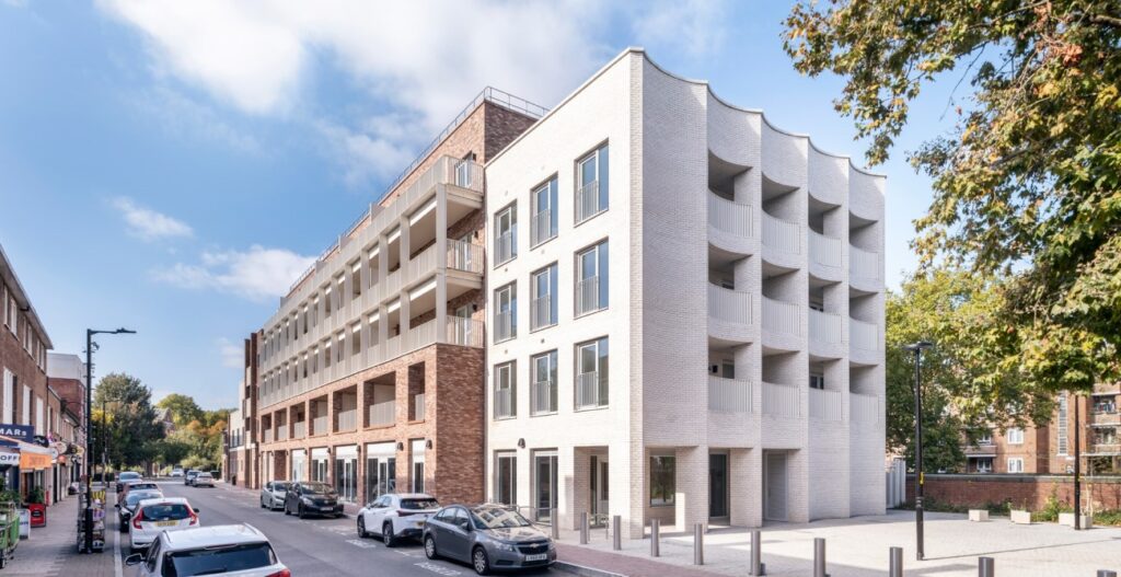 Inglaterra: 26 viviendas sociales en Londres - Bell Phillips