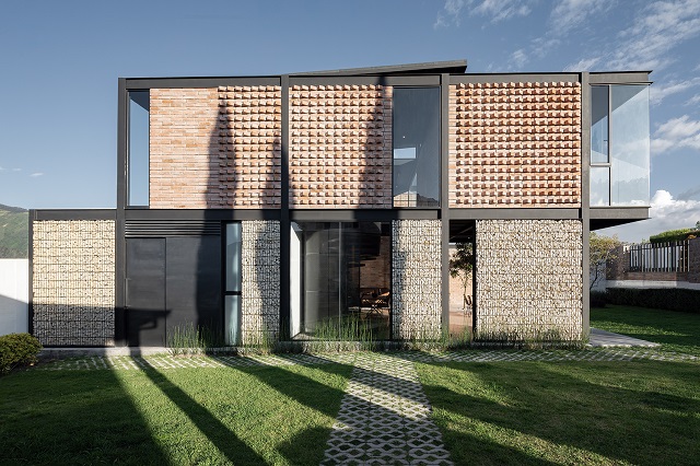 Ecuador: Brew House - Studio Alfa