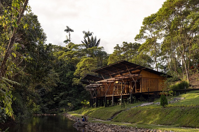 Ecuador: Casa Hoguera de Madera - Mestizo Estudio Arquitectura
