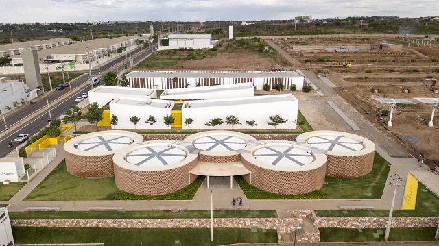 Brasil: Escuela Unileão Academy - Lins Arquitetos