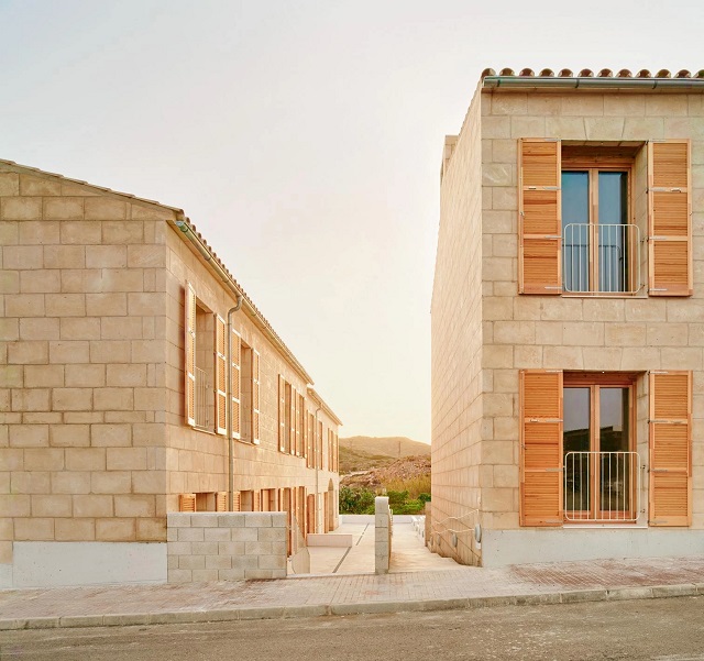 España: 11 viviendas protegidas en Fornells, Menorca - Josep Ferrando Architecture, Simbiótiqa, Joan Enric Vilardell