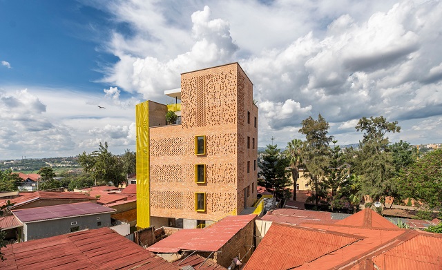 Ruanda: Edificio de uso mixto Brick Tower - ASA Studio