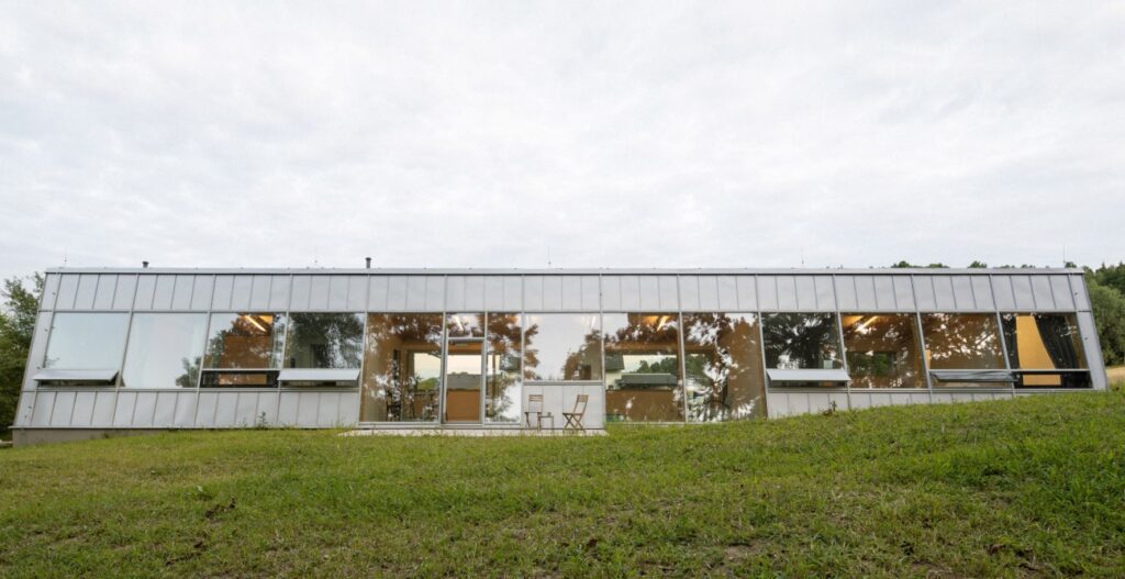 República Checa: Casa con fachada inclinada - Papundekl Architects