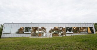 República Checa: Casa con fachada inclinada - Papundekl Architects