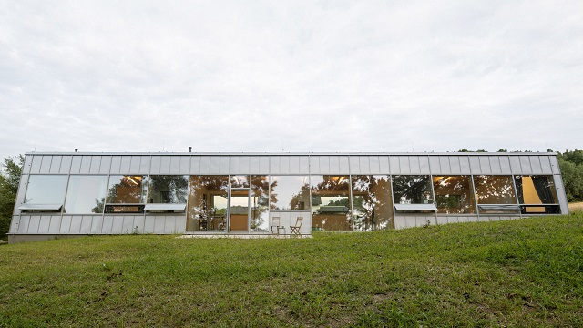 República Checa: Casa con fachada inclinada - Papundekl Architects