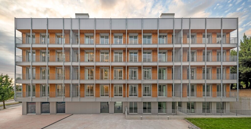 España: 4 edificios de 74 viviendas sociales en Valdecorvos - Díaz y Díaz Arquitectos