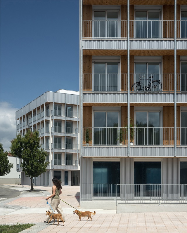 España: 4 edificios de 74 viviendas sociales en Valdecorvos - Díaz y Díaz Arquitectos