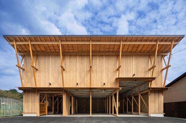 Japón: Almacén de materiales y garage para la Asociación Forestal de Keihoku - Masaru Takahashi Architects