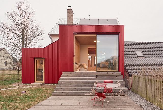 República Checa: Casa con una ampliación roja - Facha architekti