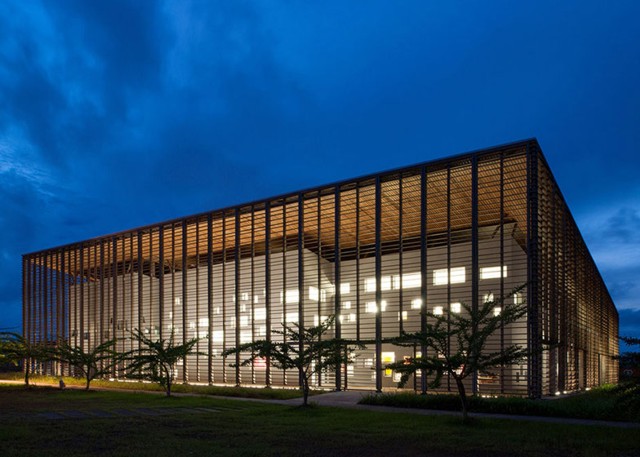 Guayana Francesa: Nueva Biblioteca Universitaria de Cayena - rh+ architecture