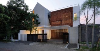 Indonesia: Casa 'Griyoase' - Andyrahman Architect