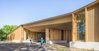 Francia: Ampliación de la Escuela Primaria Grandes Terres - Hesters Oyon Architectes