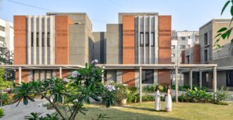 India: Residencias CHITRAKUT - AANGAN Architects