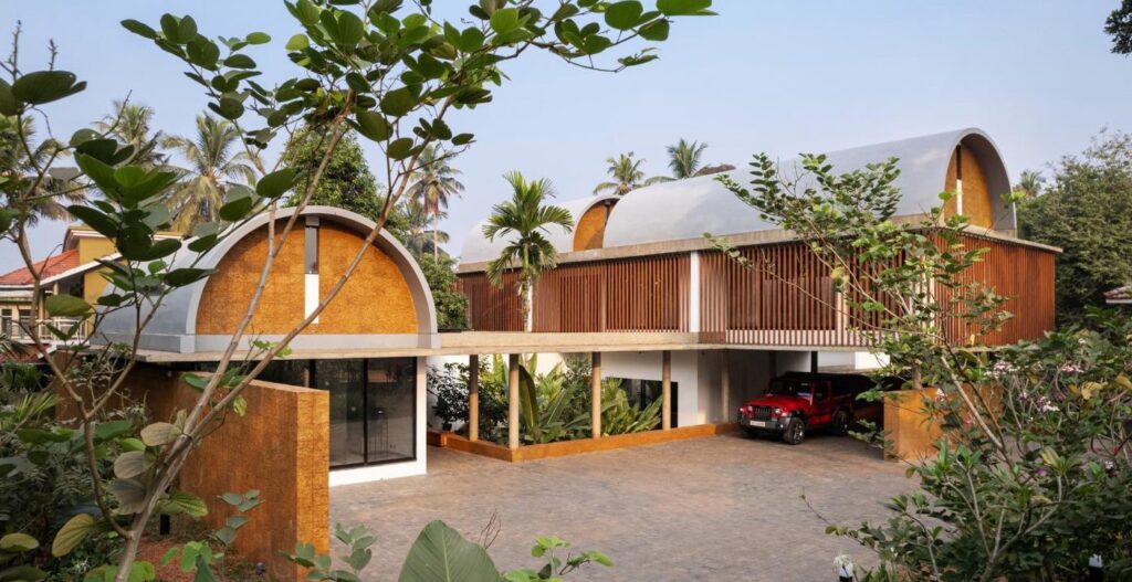 India: The Stoic Wall Residence en Kadirur - LIJO.RENY.architects