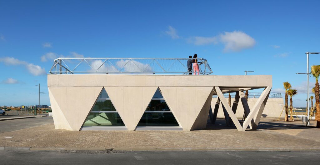 España: Edificio de Capitanía en el puerto deportivo de Ayamonte - Gabriel Verd + buró4