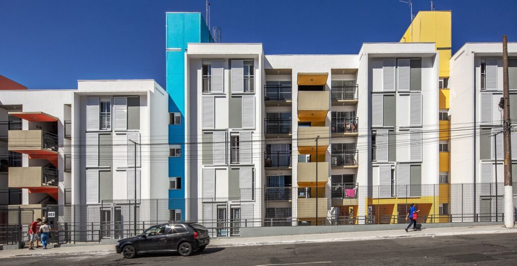 Brasil: Nuevo bloque para el complejo de viviendas Heliópolis - Biselli Katchborian Arquitetos