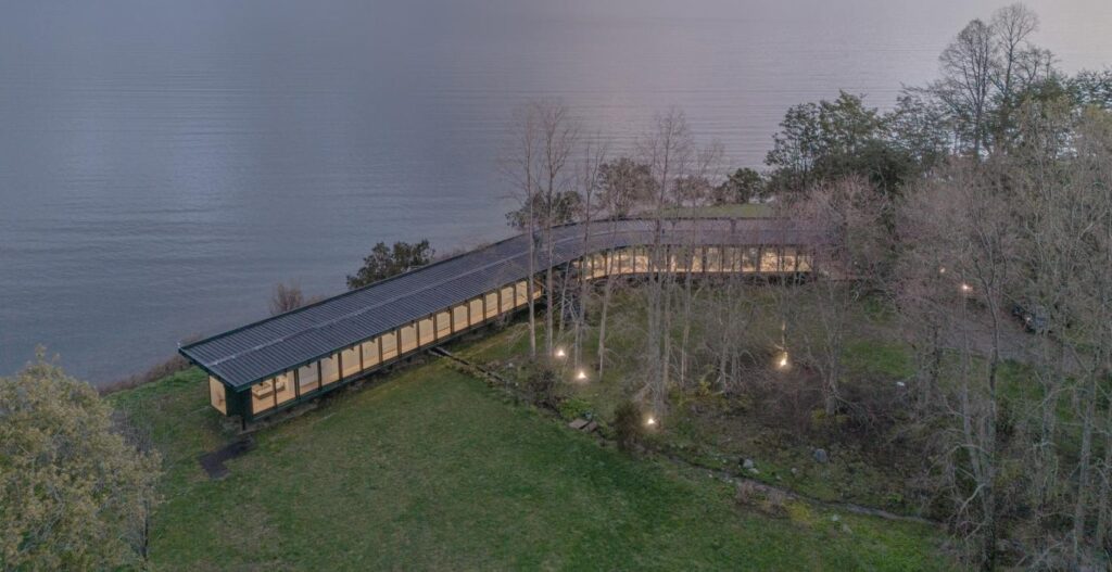 Chile: Casa Curva en Lago Ranco - Guillermo Hevia, Catalina Poblete