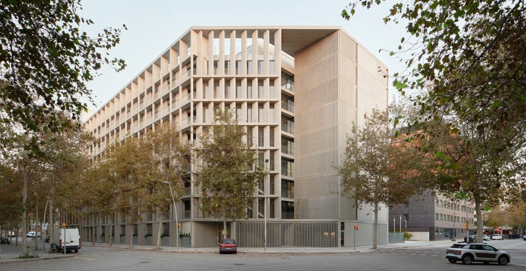 España: 140 viviendas sociales en el Distrito 22@ de Barcelona - Peris + Toral arquitectes