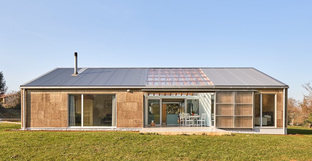 España: Casa de madera en Navajeda - estudio bela