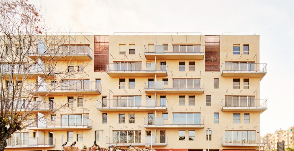 España: 50 Viviendas sociales, DE PEUS A TERRA (i el cap pels núvols) - Miel Arquitectos + MARMOLBRAVO + MADhel