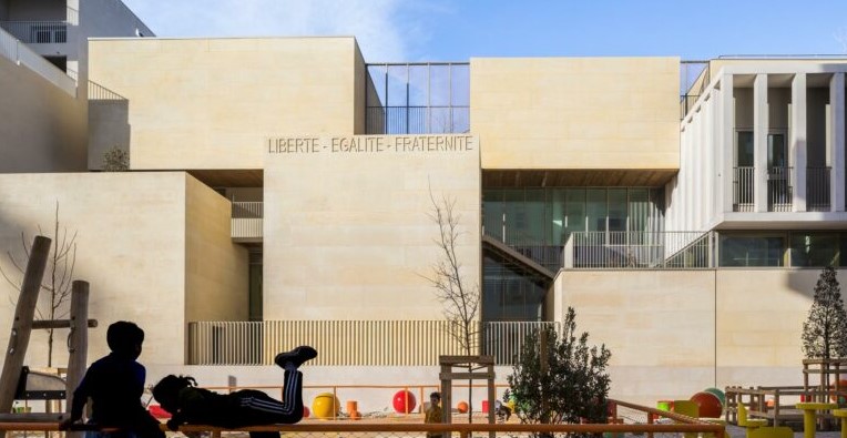 Francia: Grupo Escolar "Les Fabriques" - Brenac & Gonzalez & Associés