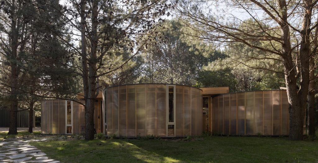 Uruguay: Centro de Aprendizaje en Portal Bosque - livni+ y Diego Arraigada Arquitectos