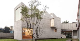 Ecuador: Aulas de Arte en la Unidad Educativa Cardenal Spellman - Studio Blur