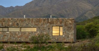 Argentina: Casas Piedra Suspendida - Paul Dragicevic