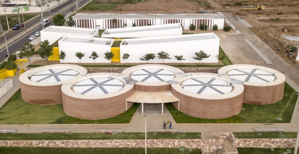 Brasil: Escuela Unileão Academy - Lins Arquitetos