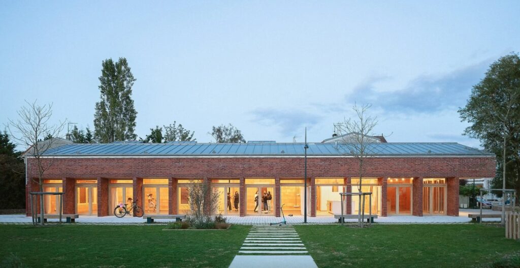 Francia: Centro comunitario "Rosa Parks" - Atelier MJA