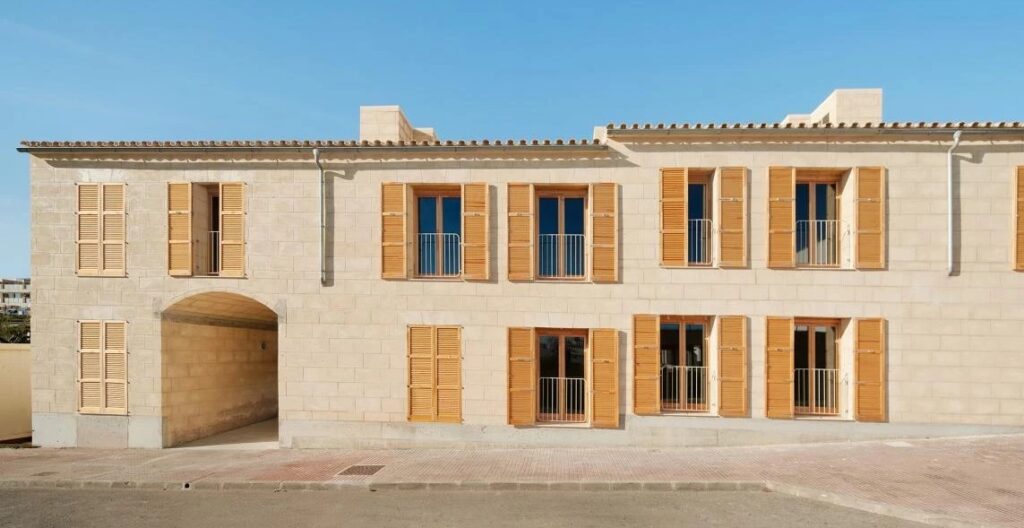 España: 11 viviendas protegidas en Fornells, Menorca - Josep Ferrando Architecture, Simbiótiqa, Joan Enric Vilardell