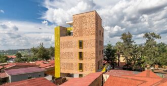 Ruanda: Edificio de uso mixto Brick Tower - ASA Studio